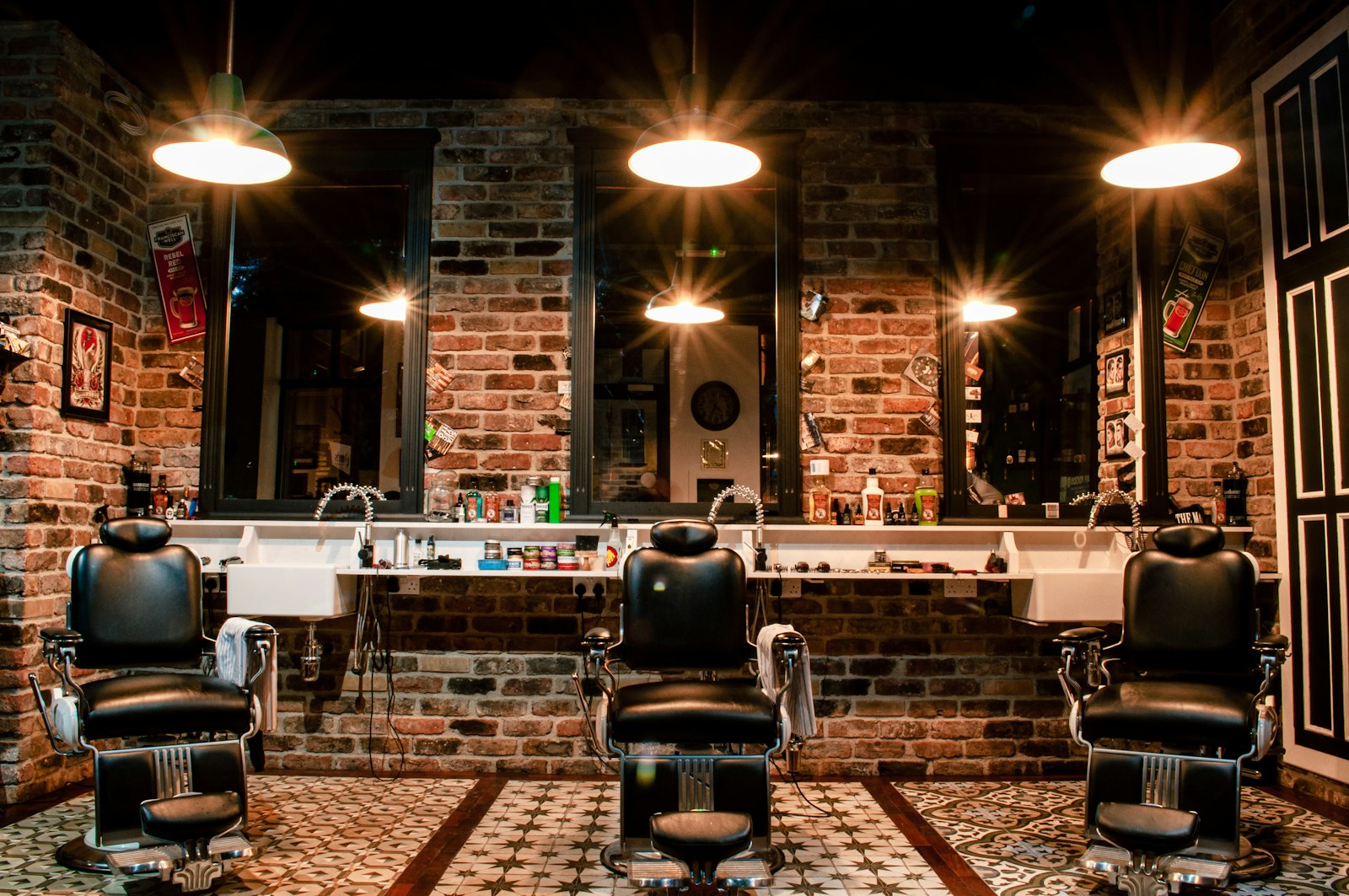 Justin the Barber interior